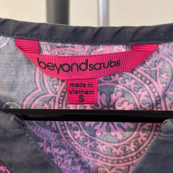 Beautiful! Pink and gray print scrub top - Picture 3 of 3